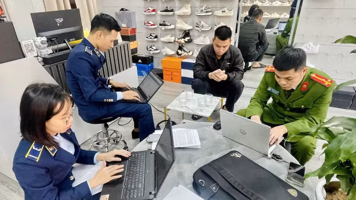 Lực lượng chức năng kiểm tra cơ sở kinh doanh (Ảnh minh họa).