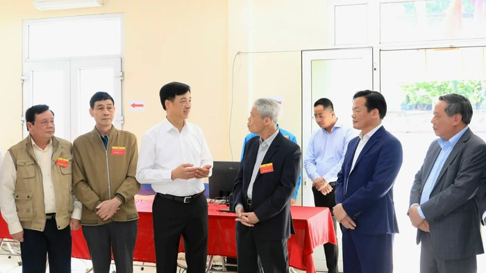 Bí thư Thành ủy Hà Nội Nguyễn Duy Ngọc trao đổi với cử tri phường Hồng Hà.