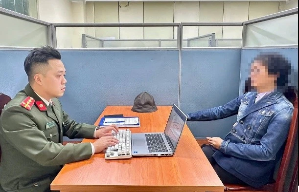 Công an làm việc với người vi phạm.