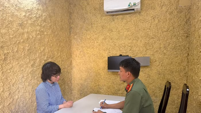 Nguyễn Thuý Hằng tại cơ quan công an.