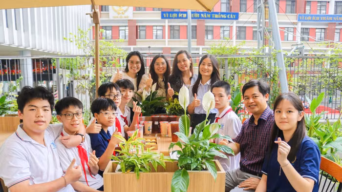 Thầy trò Trường THCS Cầu Giấy.