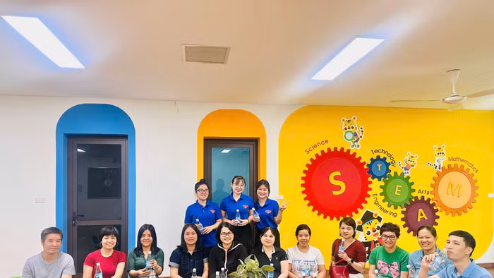 Khu vực đón tiếp phụ huynh với không gian nghỉ ngơi sạch sẽ, thoáng mát.