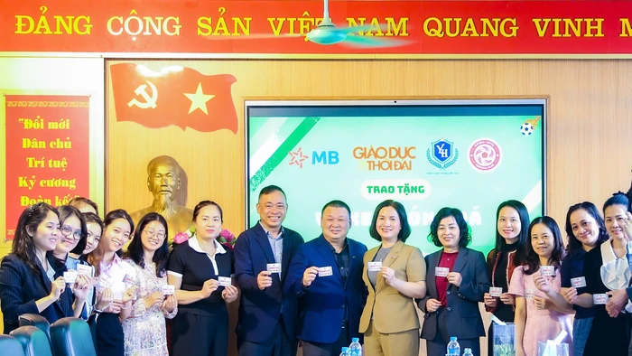 Đơn vị tài trợ trao tặng vé xem bóng đá cho đại diện Trường Tiểu học Yên Hòa.