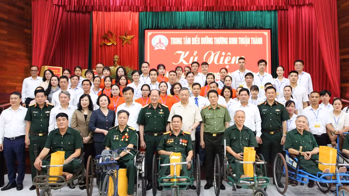 Tổng Bí thư, Chủ tịch nước Tô Lâm cùng đoàn chụp ảnh lưu niệm với các bác thương, bệnh binh và cán bộ, nhân viên Trung tâm.