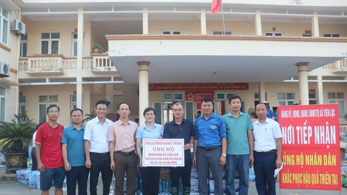 Đại diện Ban Giám hiệu Trường THPT Lạng Giang trao ủng hộ gửi tới người dân vùng lũ.