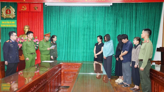 Cơ quan chức năng đọc quyết định khởi tố vụ án, khởi tố bị can và Lệnh bắt bị can để tạm giam.