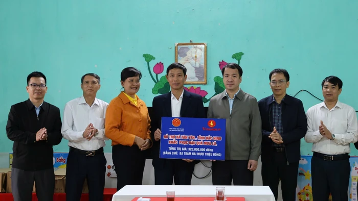 Ông Ngô Văn Cương cùng nhà tài trợ trao kinh phí hỗ trợ cho xã Tân Yên khắc phục hậu quả mưa lũ.