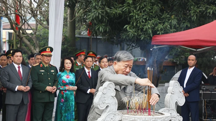 Tổng Bí thư Tô Lâm dâng hương tưởng nhớ Tổng Bí thư Nguyễn Văn Cừ.