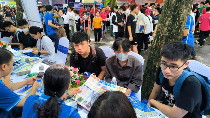 Thí sinh quan tâm Trường Đại học Mỏ - Địa chất trong ngày hội tư vấn tuyển sinh 2026.