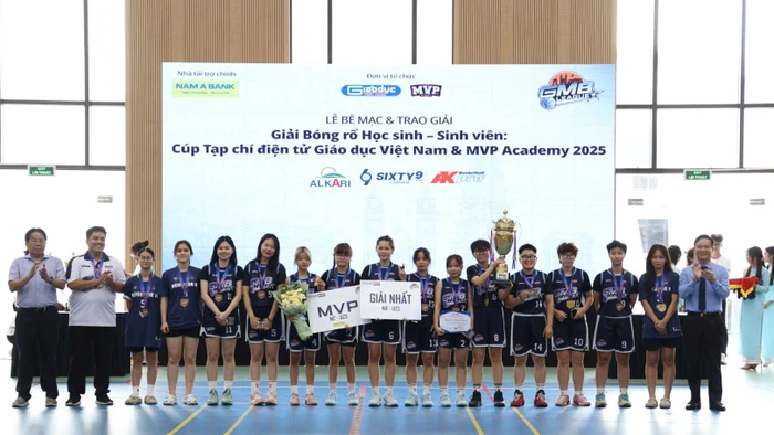 Ban tổ chức trao giải cho đội bóng giải Nhất. 