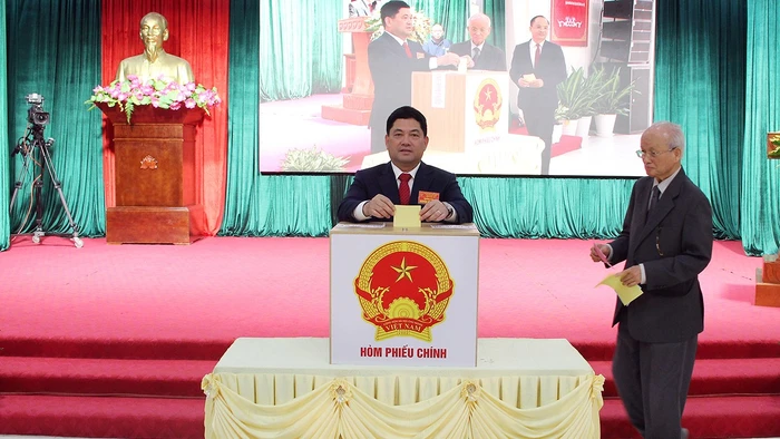 Ông Nguyễn Hồng Thái, Bí thư Tỉnh ủy Bắc Ninh bỏ phiếu bầu cử tại phường Bắc Giang.