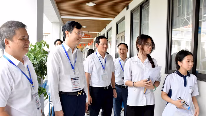 Ban Chỉ đạo thi, tuyển sinh TP Hà Nội kiểm tra công tác tổ chức kỳ thi tại điểm thi Trường THCS Thành Công (Ảnh: PT)