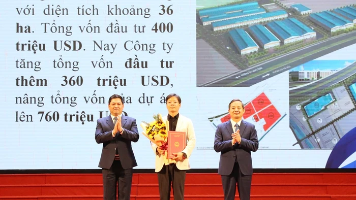 Lãnh đạo tỉnh Bắc Ninh trao Quyết định chủ trương đầu tư cho doanh nghiệp.