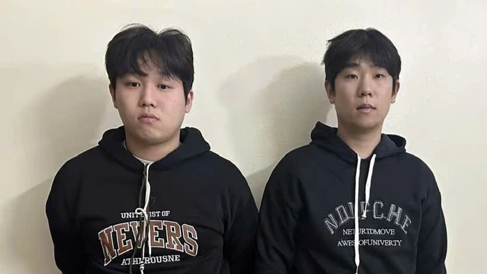 Đối tượng truy nã đỏ quốc tế: Sim Hyeonjoon và Jo Jungwoo.