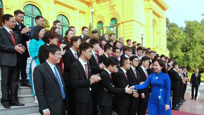 Phó Chủ tịch nước Võ Thị Ánh Xuân gặp mặt học sinh đoạt giải Olympic và KHKT quốc tế năm 2024 (Ảnh Tư liệu).