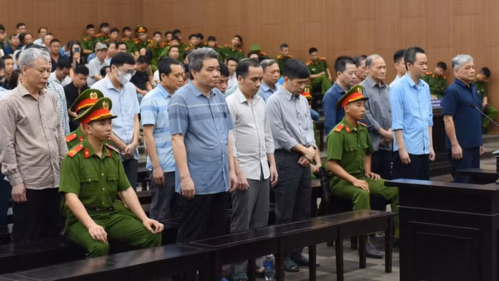 Các bị cáo đứng nghe tòa tuyên án sơ thẩm.