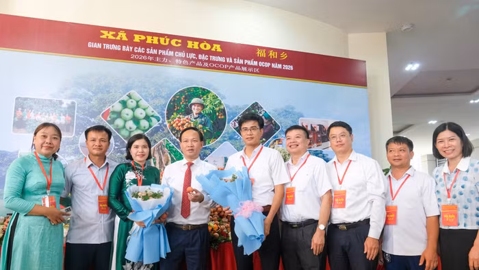 Lãnh đạo tỉnh Bắc Ninh tại gian trưng bày sản phẩm nông sản xã Phúc Hòa.