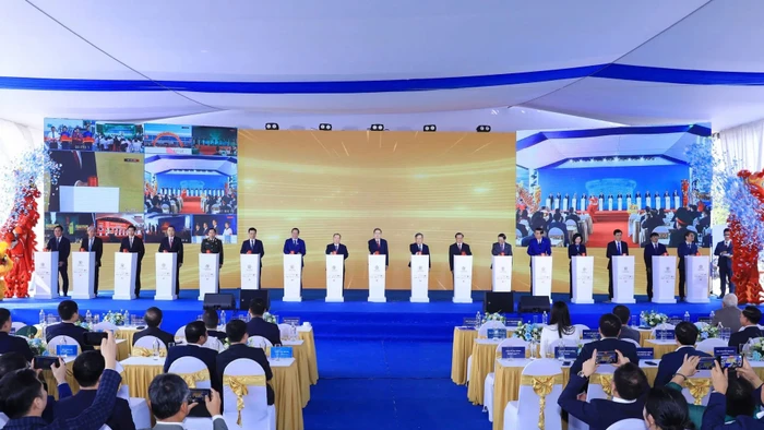 Các đại biểu thực hiện nghi thức khởi công Trục Đại lộ cảnh quan sông Hồng.