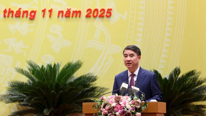 Ông Nguyễn Xuân Lưu, Phó Chủ tịch UBND TP Hà Nội báo cáo tại kỳ họp. (Ảnh: VT)