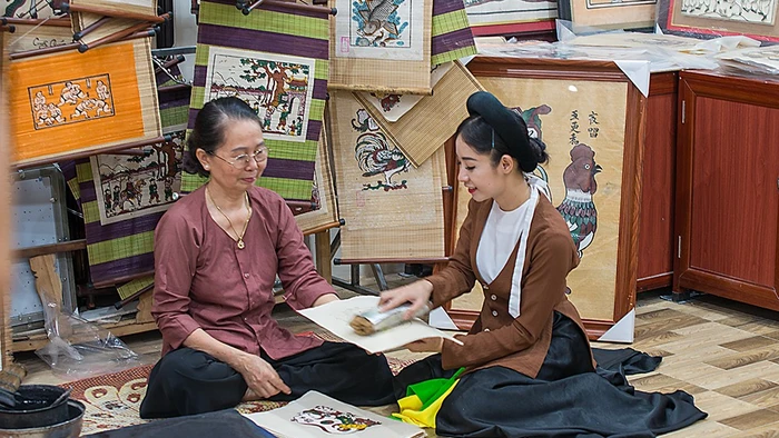 Nghề làm tranh dân gian Đông Hồ được lưu giữ và phát triển. 