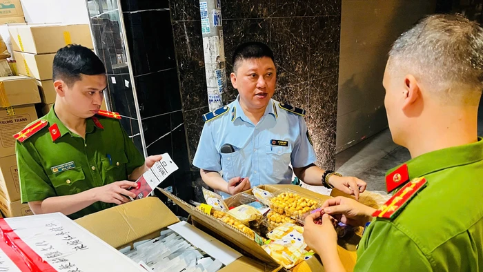 Lực lượng chức năng kiểm tra số hàng hóa.
