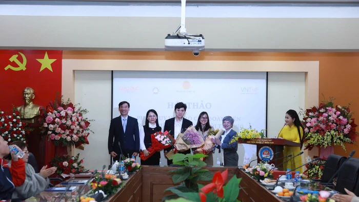 Nhà báo Dương Thị Thanh Hương, Phó Tổng Biên tập Báo Giáo dục và Thời đại tặng hoa chúc mừng đại biểu.