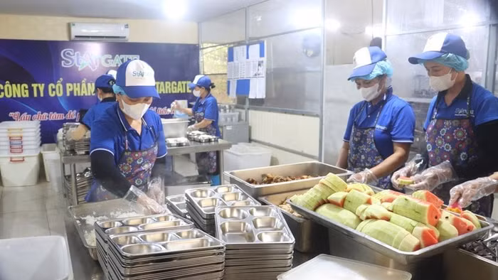 Đoàn kiểm tra công tác bảo đảm vệ sinh ATTP tại các cơ sở cung cấp suất ăn cho học sinh. Ảnh: TN.