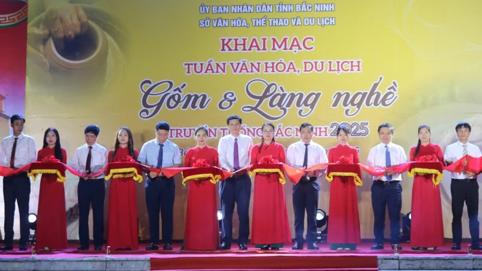 Các đại biểu cắt băng khai mạc Tuần văn hoá, du lịch Gốm và Làng nghề truyền thống.