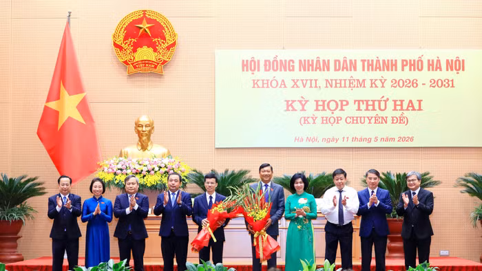 Lãnh đạo TP Hà Nội tặng hoa chúc mừng 2 tân Phó Chủ tịch UBND thành phố.