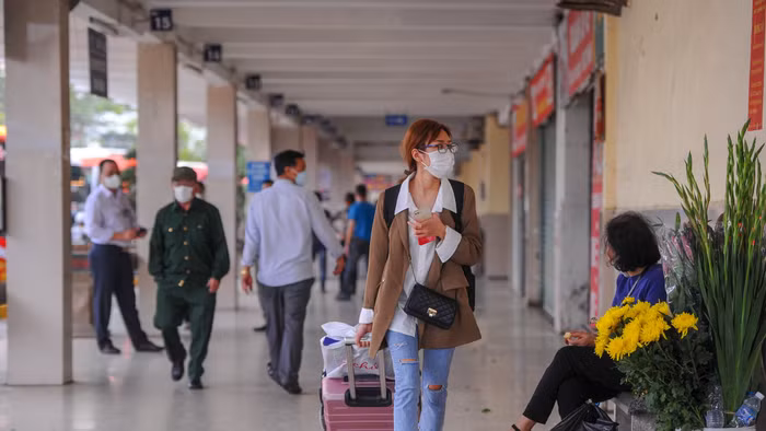 Hành khách tại bến xe Giáp Bát.