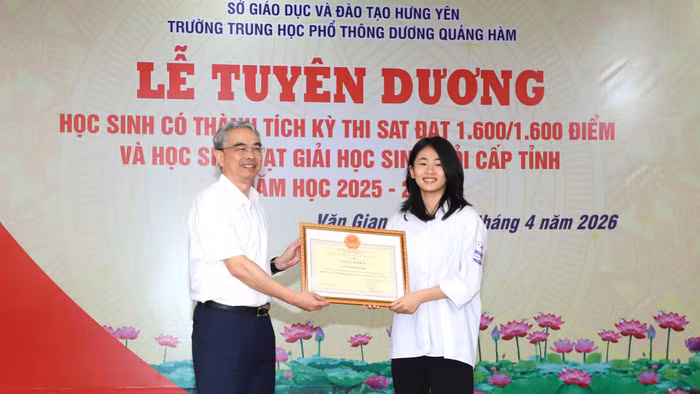 Giám đốc Sở GD&ĐT tỉnh Hưng Yên trao giấy khen cho em Vũ Minh Ngọc (lớp 12A6, Trường THPT Dương Quảng Hàm).