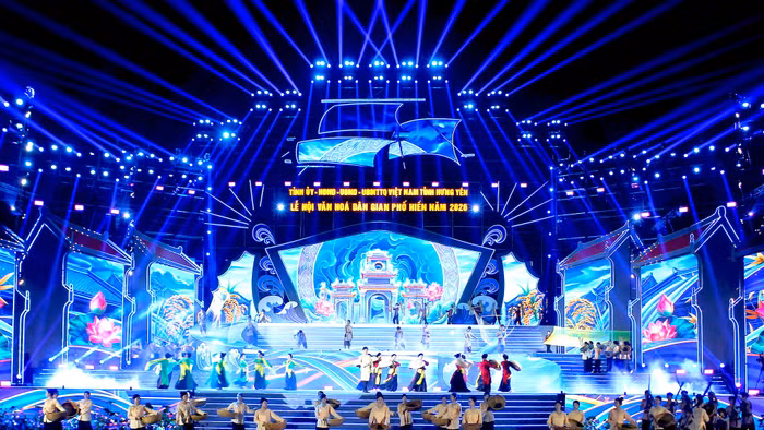 Chương trình văn nghệ khai mạc. Ảnh: Đinh Chiến