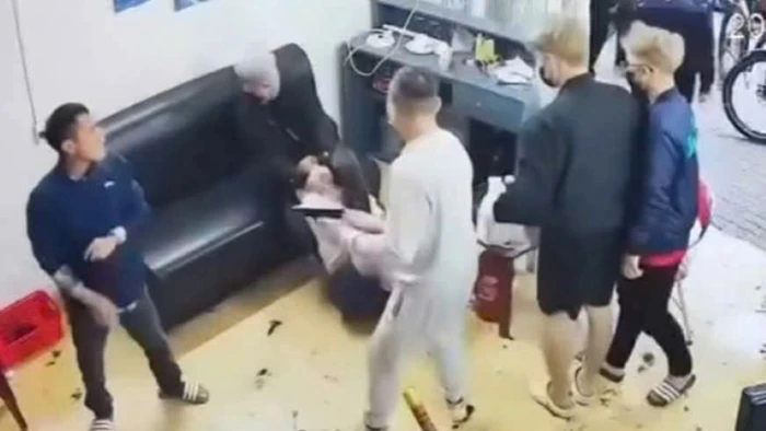 Nhóm đối tượng sử dụng hung khí đe dọa, uy hiếp tinh thần và đánh gây thương tích cho anh D.V.T. Ảnh Công an tỉnh Hưng Yên