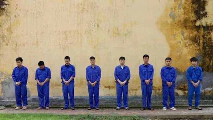 Nhóm nghi phạm trong vụ án lừa đảo chiếm đoạt tài sản dưới hình thức đầu tư tiền ảo tại cơ quan công an. Ảnh: Công an tỉnh Hưng Yên.
