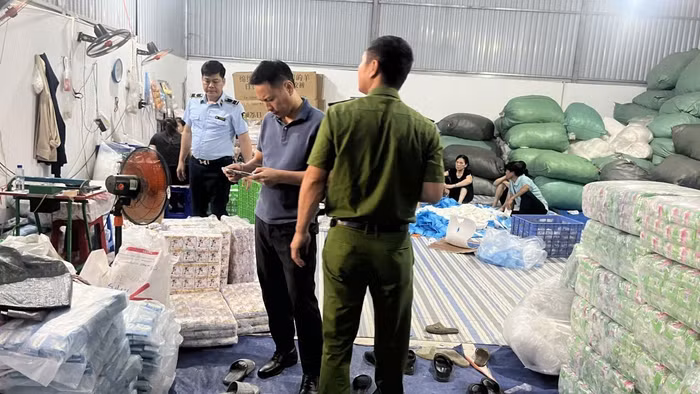 Lực lượng chức năng kiểm tra tại cơ sở của bà Đỗ Thị T. tại Thôn Đỗ Xá, xã Yên Mỹ, tỉnh Hưng Yên.