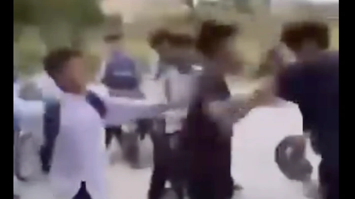 Nam sinh bị hai thiếu niên liên tục đấm, đá và dùng vật lạ đánh vào đầu, người. (Ảnh cắt từ video)