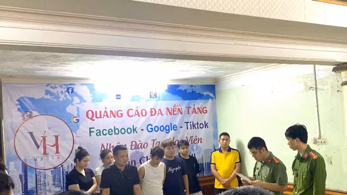 Công an tỉnh Hưng Yên thi hành lệnh khám xét tại nơi hoạt động của các đối tượng. Ảnh: Công an tỉnh Hưng Yên cung cấp