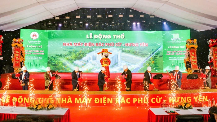  Các đại biểu thực hiện nghi thức động thổ.