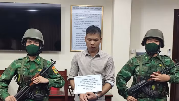 Hứa Văn Xương cùng tang vật tại cơ quan chức năng. Ảnh: Ban Chỉ huy BĐBP tỉnh Hưng Yên