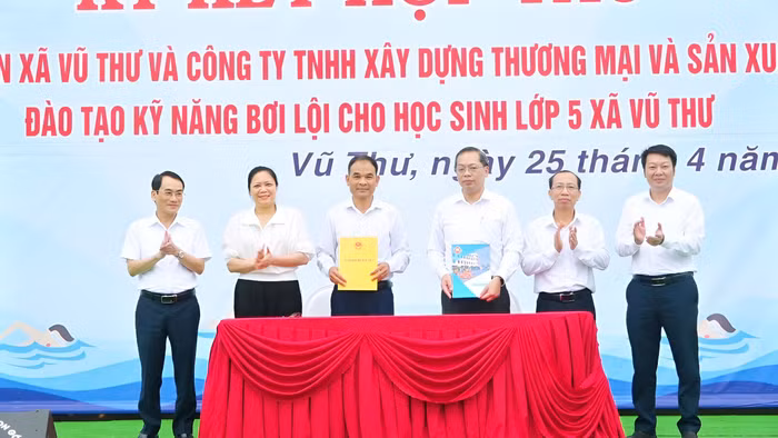 Xã Vũ Thư (tỉnh Hưng Yên) ký kết hợp tác với doanh nghiệp dạy bơi miễn phí cho học sinh lớp 5 trên địa bàn.