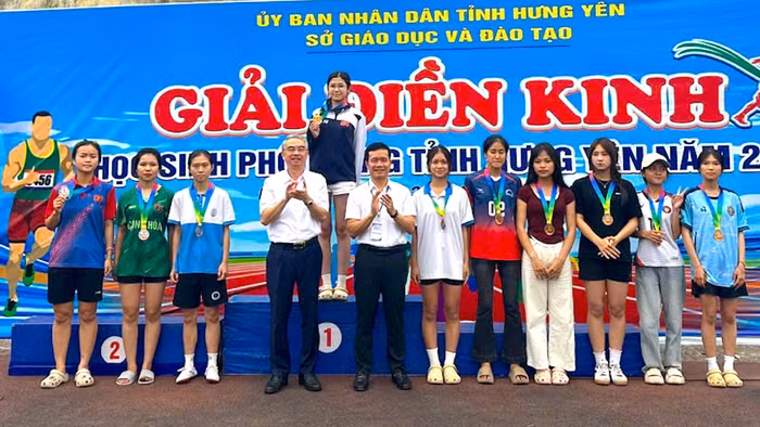 Lãnh đạo Sở GD&ĐT tỉnh Hưng Yên trao giải cho các vận động viên có thành tích xuất sắc.