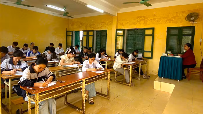 Học sinh lớp 12, Trường THPT Vũ Tiên thi thử tốt nghiệp môn Toán. Ảnh: NTCC