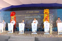 Lãnh đạo tỉnh Cà Mau nhấn nút khởi công Dự án nhà ở xã hội khóm, 5, phường 9, TP Cà Mau. (Ảnh Quách Mến).