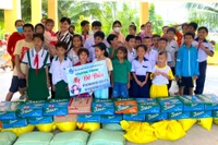 Bà Đào Thị Thanh An vận động nhu yếu phẩm tặng cho trẻ em nghèo, khó khăn.