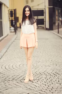 Á hậu Hoàng Anh cuốn hút với thời trang tối giản - 1