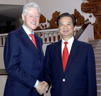 Thủ tướng Nguyễn Tấn Dũng tiếp cựu Tổng thống Mỹ Bill Clinton tại trụ sở chính phủ hôm 14/11. Ảnh: chinhphu.vn.