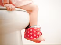 Mẹo dạy con tự đi toilet nhanh nhất ảnh 2