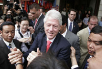 Former U.S. President Bill Clinton shakes hands with well-wishers in Hanoi December 6, 2006. Clinton urged young Vietnamese on Wednesday to talk more about HIV and AIDS to reduce fear and ignorance of the disease and discourage discrimination. [Reuters]