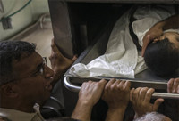 Máu thấm đỏ trường học Liên Hợp Quốc ở Gaza ảnh 1