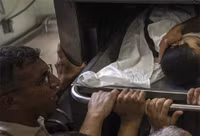 Máu thấm đỏ trường học Liên Hợp Quốc ở Gaza ảnh 1